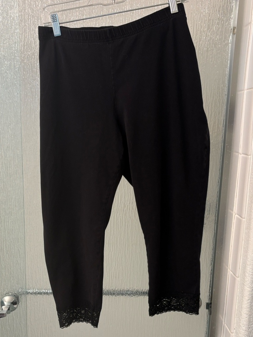 Women’s Black Lace-Hem Capri Pants